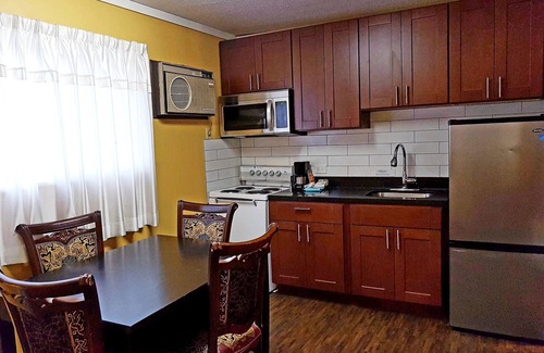 Revelstoke Hotel | Alpine Inn & Suites