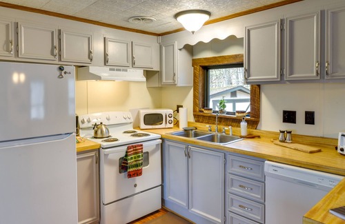 Terra Alta Cabina | Alpine Lake Resort Cabin Rental w/ Pool Access!