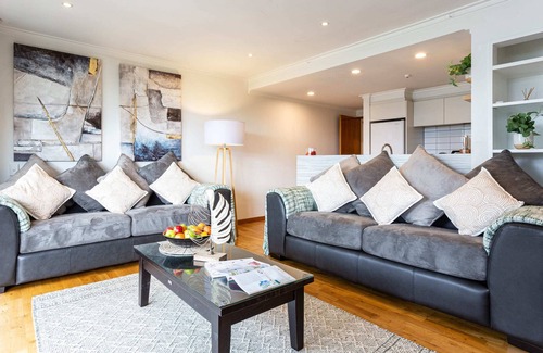 Fernhill Apartamento | ALPINE LAKE VIEW SPACIOUS TWO BEDROOM APARTMENT