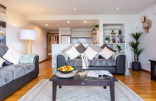 Fernhill Apartamento | ALPINE LAKE VIEW SPACIOUS TWO BEDROOM APARTMENT