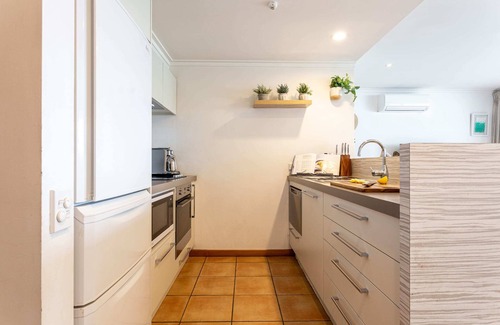 Fernhill Apartamento | ALPINE LAKE VIEW SPACIOUS TWO BEDROOM APARTMENT