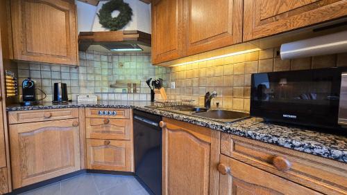 Frutigen Apartamento | Alpine Loft, Central, Balcony, Parking, Family,PS5