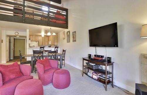 Alpine Meadows Condominio | Condominio de verano tranquilo a menos de una milla de la base de Alpine Meadows Resort. A solo 10 minutos de la ciudad de Tahoe. Ubicación perfecta para todas las actividades de verano de Tahoe!