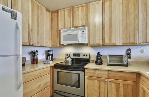 Alpine Meadows Condominio | Condominio de verano tranquilo a menos de una milla de la base de Alpine Meadows Resort. A solo 10 minutos de la ciudad de Tahoe. Ubicación perfecta para todas las actividades de verano de Tahoe!