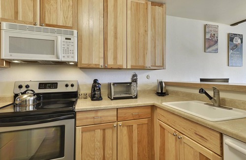 Alpine Meadows Condominio | Condominio de verano tranquilo a menos de una milla de la base de Alpine Meadows Resort. A solo 10 minutos de la ciudad de Tahoe. Ubicación perfecta para todas las actividades de verano de Tahoe!