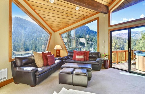 Alpine Meadows Casa | Lujosa casa de verano con jacuzzi privado en la terraza con vistas panorámicas de los prados alpinos. Perfecta ubicación central entre Squaw y la ciudad de Tahoe. Actividades diarias gratis !!