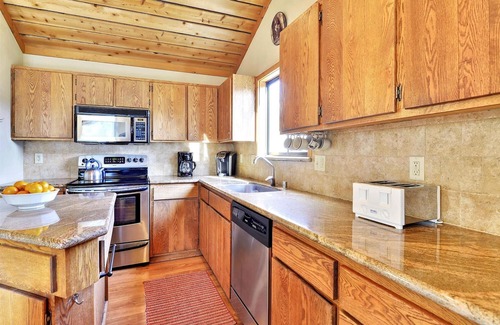 Alpine Meadows Casa | Lujosa casa de verano con jacuzzi privado en la terraza con vistas panorámicas de los prados alpinos. Perfecta ubicación central entre Squaw y la ciudad de Tahoe. Actividades diarias gratis !!