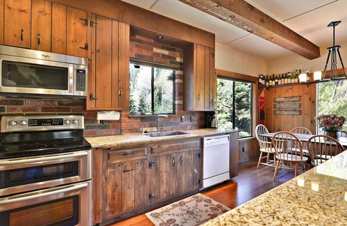 Alpine Meadows Casa | ¡ACTIVIDADES DIARIAS GRATIS! Espacioso Alpine Meadows Winter Home. PERRO AMIGO! ¡Cerca de Squaw y Tahoe City y toda la recreación de verano que se te ocurra!