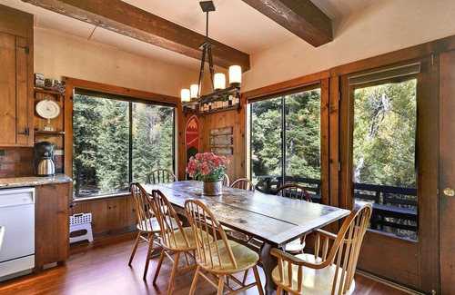 Alpine Meadows Casa | ¡ACTIVIDADES DIARIAS GRATIS! Espacioso Alpine Meadows Winter Home. PERRO AMIGO! ¡Cerca de Squaw y Tahoe City y toda la recreación de verano que se te ocurra!