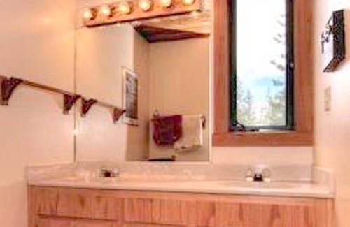 Alpine Meadows Cabina | Alpine Meadows Retreat w / Hot Tub and Sauna - North Lake Tahoe