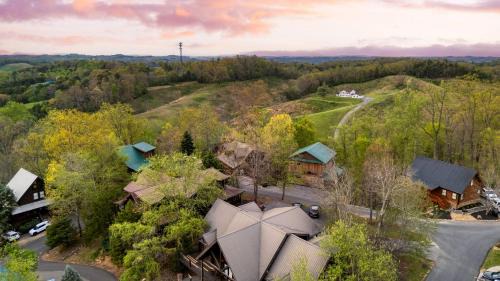 Pigeon Forge Casa | Alpine Mountain Lodge by AvantStay Sleeps 19 Luxury Cabin Game Room, Hot Tub Dollywood