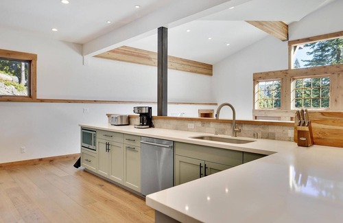 Alpine Meadows Casa | Lujo en su máxima expresión! Hermosa cocina. Impresionante casa actualizada con impresionantes vistas de los prados alpinos. Ubicación perfecta sentado entre Squaw Valley y Tahoe City! ¡ACTIVIDADES GRATUITAS TODOS LOS DÍAS!