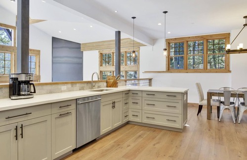 Alpine Meadows Casa | Lujo en su máxima expresión! Hermosa cocina. Impresionante casa actualizada con impresionantes vistas de los prados alpinos. Ubicación perfecta sentado entre Squaw Valley y Tahoe City! ¡ACTIVIDADES GRATUITAS TODOS LOS DÍAS!