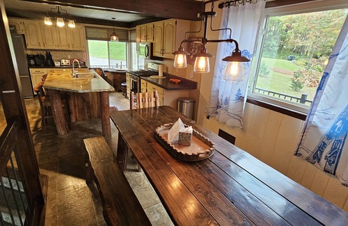 Champion Chalet De Esquí | Alpine Retreat @ Seven Springs, Sleeps 14 With Hot tub & Sauna.