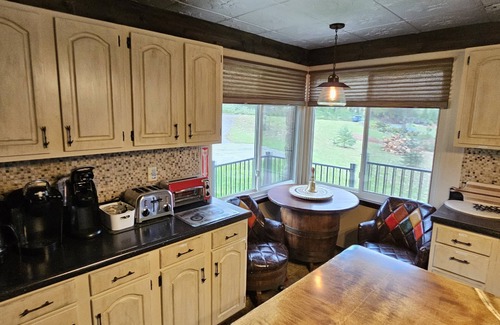 Champion Chalet De Esquí | Alpine Retreat @ Seven Springs, Sleeps 14 With Hot tub & Sauna.