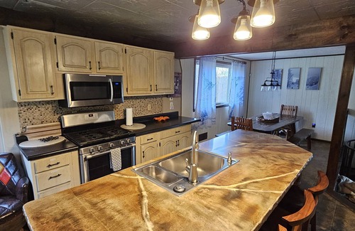 Champion Chalet De Esquí | Alpine Retreat @ Seven Springs, Sleeps 14 With Hot tub & Sauna.