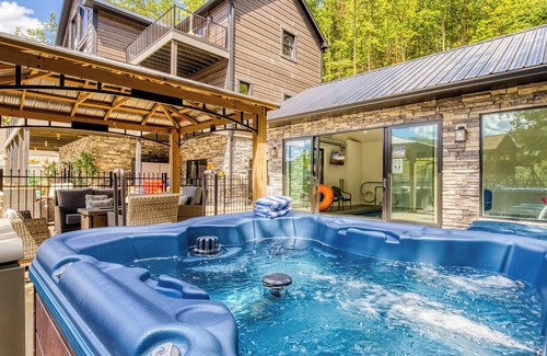 Gatlinburg - Pigeon Forge Cabina | Alpine Splash, Private indoor pool, theater/gaming, Pond, Basketball court!!!