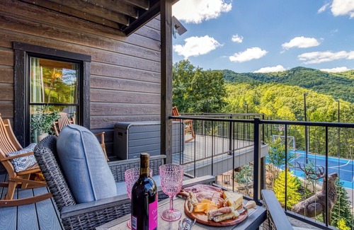 Gatlinburg - Pigeon Forge Cabina | Alpine Splash, Private indoor pool, theater/gaming, Pond, Basketball court!!!