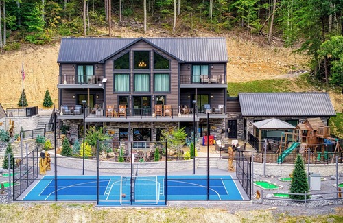 Gatlinburg - Pigeon Forge Cabina | Alpine Splash, Private indoor pool, theater/gaming, Pond, Basketball court!!!
