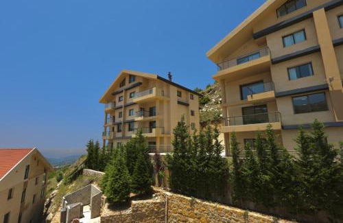 Kfardebian Apartamento | Alta Faqra 3BR w Terrace