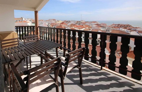 Ericeira Apartamento | Alto da Pirica 2: Top floor apartment in the center, terrace, sea view & barbecue