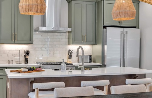Berry Hill Cabaña | Alto-private Rooftop Deck-8 Mins to Broadway