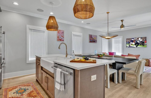 Berry Hill Cabaña | Alto-private Rooftop Deck-8 Mins to Broadway