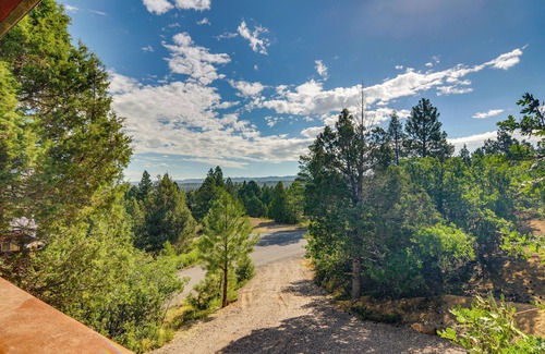 Long Valley Junction Cabaña | Alton Cabin w/ Deck ~ 2 Mi to Dixie Nat'l Forest!