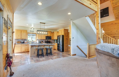 Long Valley Junction Cabina | Alton Cabin w/ Wraparound Deck, Forest Views