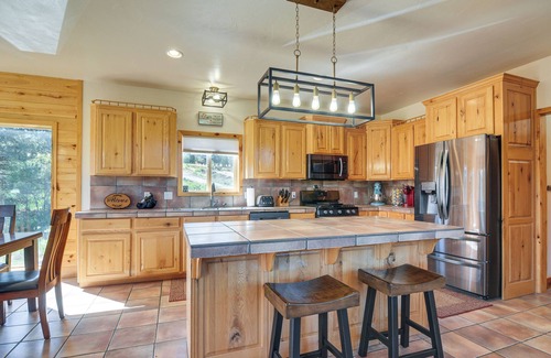 Long Valley Junction Cabina | Alton Cabin w/ Wraparound Deck, Forest Views