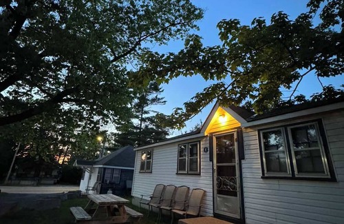 Wasaga Beach Cabaña | Alton Lodges