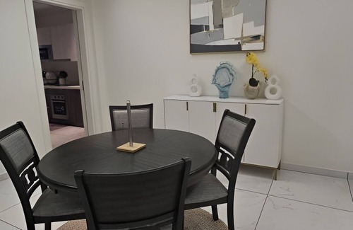 Kumasi Apartamento | Alveera Apartments, Spacious 4-bedroom in charming Kumasi with WiFi, AC