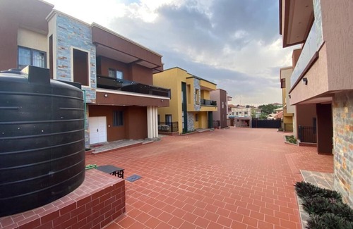 Kumasi Apartamento | Alveera Apartments, Spacious 4-bedroom in charming Kumasi with WiFi, AC