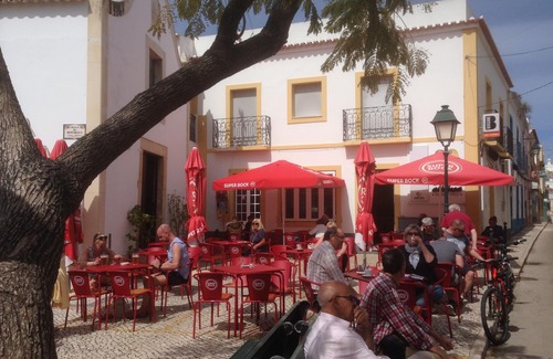 Alvor Casa | ALVOR- Villa cerca de la playa y de la animada ciudad. A pie de playa, cafeterías, bares, restaurantes
