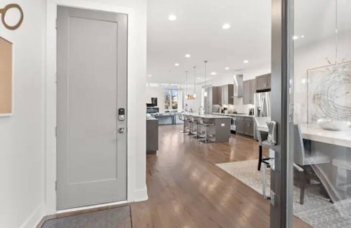 Eighth Avenue Casa | Guest Favorite! Luxury 3 Level Home+ HUGE Rooftop Deck w/TV, fireplace!