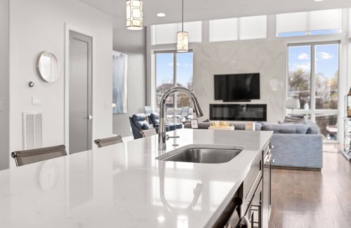 Eighth Avenue Casa | Guest Favorite! Luxury 3 Level Home+ HUGE Rooftop Deck w/TV, fireplace!