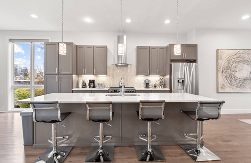 Eighth Avenue Casa | Guest Favorite! Luxury 3 Level Home+ HUGE Rooftop Deck w/TV, fireplace!