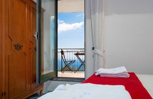 San Michele Apartamento | Amalfi Coast Apartment "Bouganvillea"