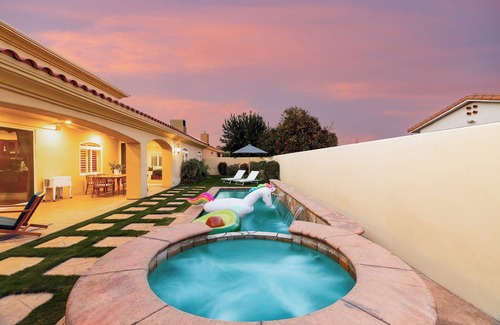 Desert Club Estates Casa | Brillante y espacioso 5 BR Desert Oasis w / Pool, Spa & Theatre Room ❤ by AvantStay