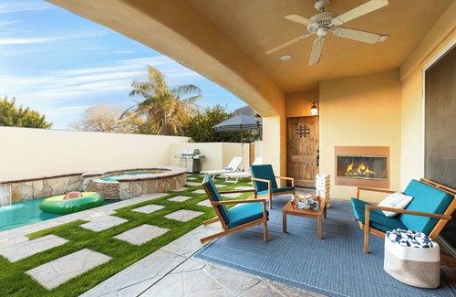Desert Club Estates Casa | Brillante y espacioso 5 BR Desert Oasis w / Pool, Spa & Theatre Room ❤ by AvantStay