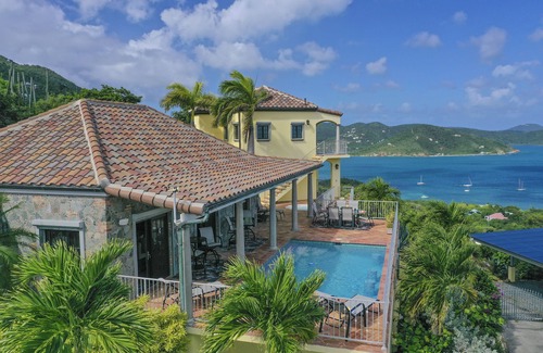 Estate Saint Quaco and Zimmerman Casa | Amarilla Villa tiene una maravillosa piscina y spa con vistas panorámicas.