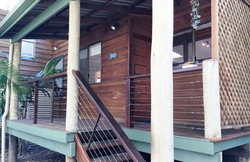 Ocean Shores Casa | Amaroo means "beautiful place", a cottage in tropical surrounds, close to beach.