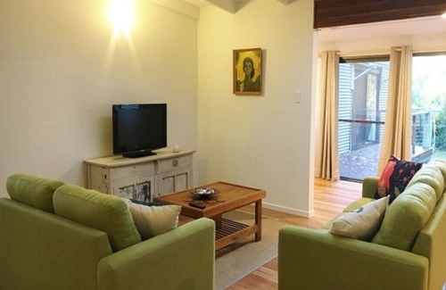 Ocean Shores Casa | Amaroo means "beautiful place", a cottage in tropical surrounds, close to beach.