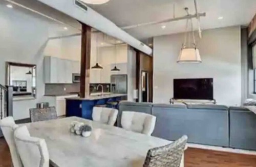 Near Eastside Condominio | Amazed three bedroom condo downtown