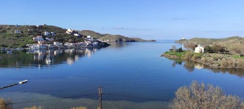 Vourkari Apartamento | Amazing 2 bedroom apartment overlooking the Marina of Vourkari