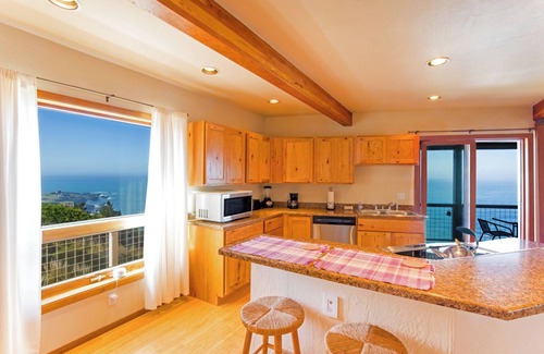 Shelter Cove Condominio | Amazing 2 bedroom by OceanviewHotTubs Tesla charging Shelter Cove Oceanfront