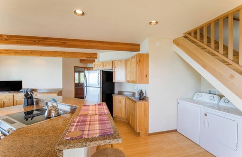 Shelter Cove Condominio | Amazing 2 bedroom by OceanviewHotTubs Tesla charging Shelter Cove Oceanfront