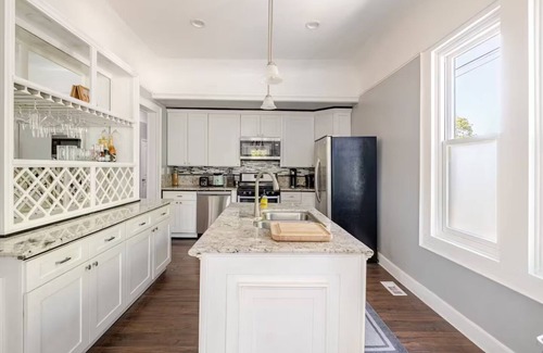 Southeastern Sacramento Casa | Amazing 2-bedroom house : Walking Distance to UC Davis Hospital and Midtown