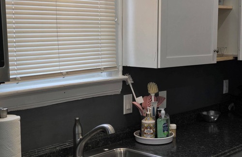 Hillside Apartamento | Amazing 2-bedroom home away from home next door to Newark International Airport.