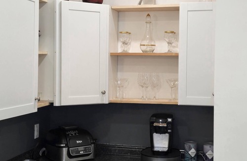 Hillside Apartamento | Amazing 2-bedroom home away from home next door to Newark International Airport.